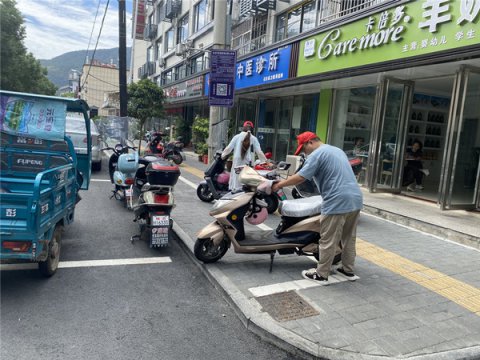 停车有序 文明有章——县直工委开展文明交通志愿服务活动