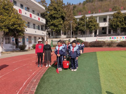 六都中心学校：党建带队建，“大手拉小手”一起学雷锋