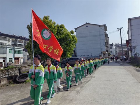 丁香中心学校开展“踏青远足，不负春光”研学活动