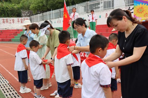  “童心筑童梦，一起向未来”—— 丁香中心学校举办第八届艺术节暨乡村少年宫汇报演出活动