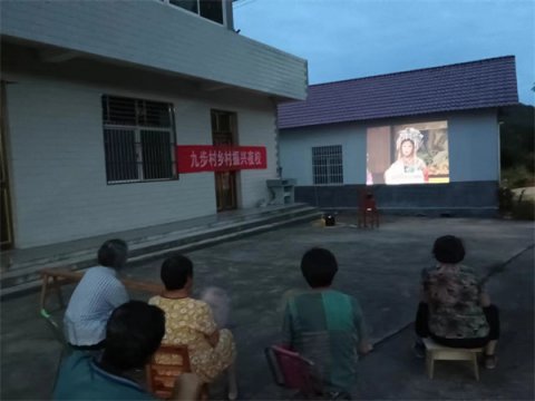 石台县小河镇：流动放映“点亮”村民夜生活