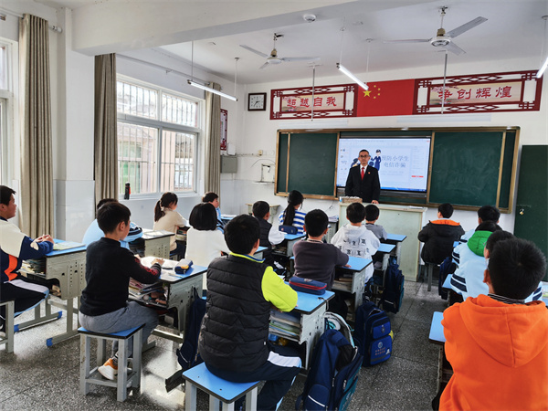 石台法院简报第105期—反诈宣传进校园，司法护航“成长路 12.4_副本.jpg