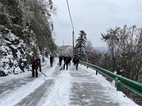 石台七都镇八棚村开展除雪铲冰志愿行动